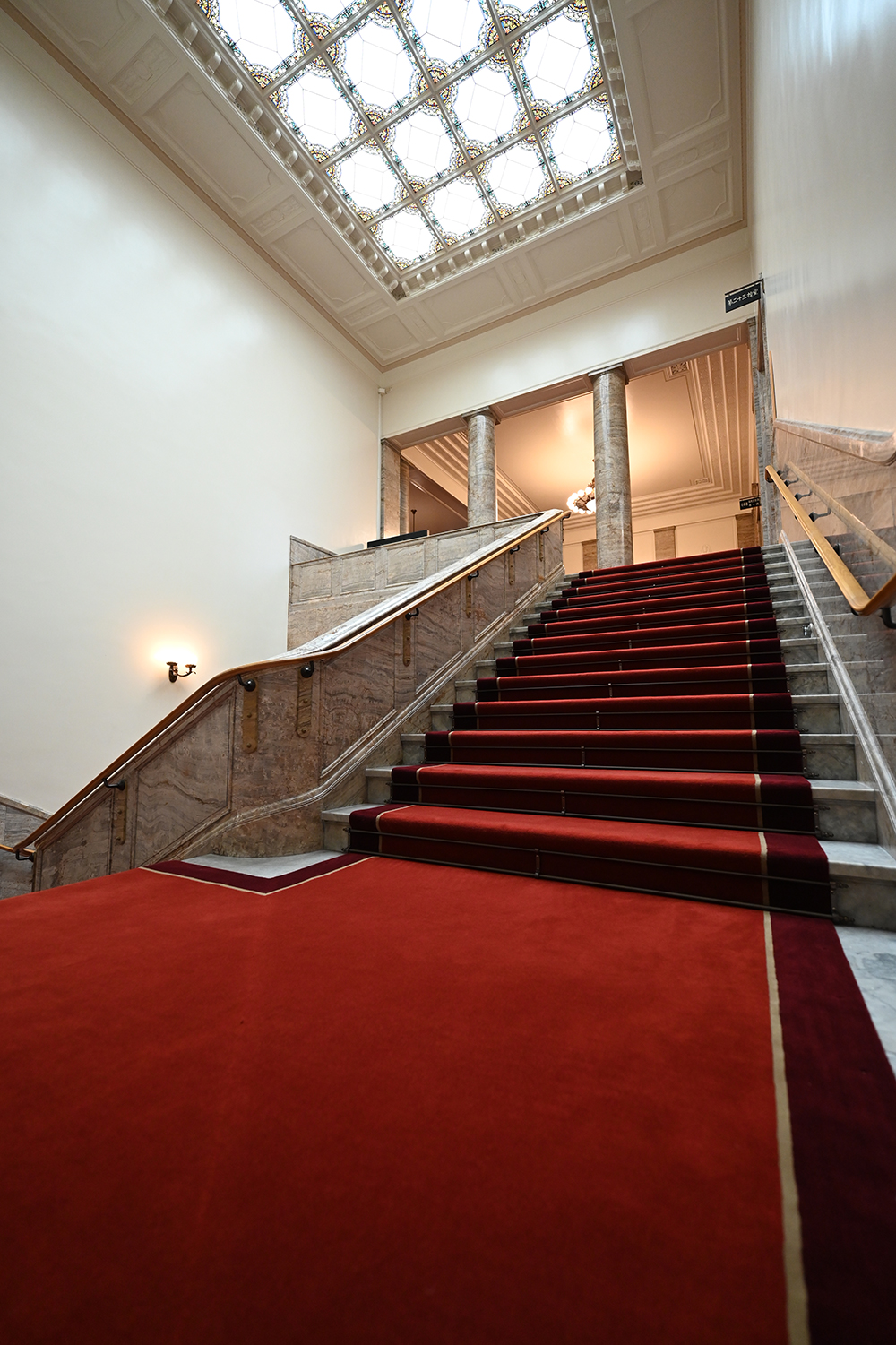 国会議事堂の赤絨毯(参議院第一議員階段)：写真提供/参議院