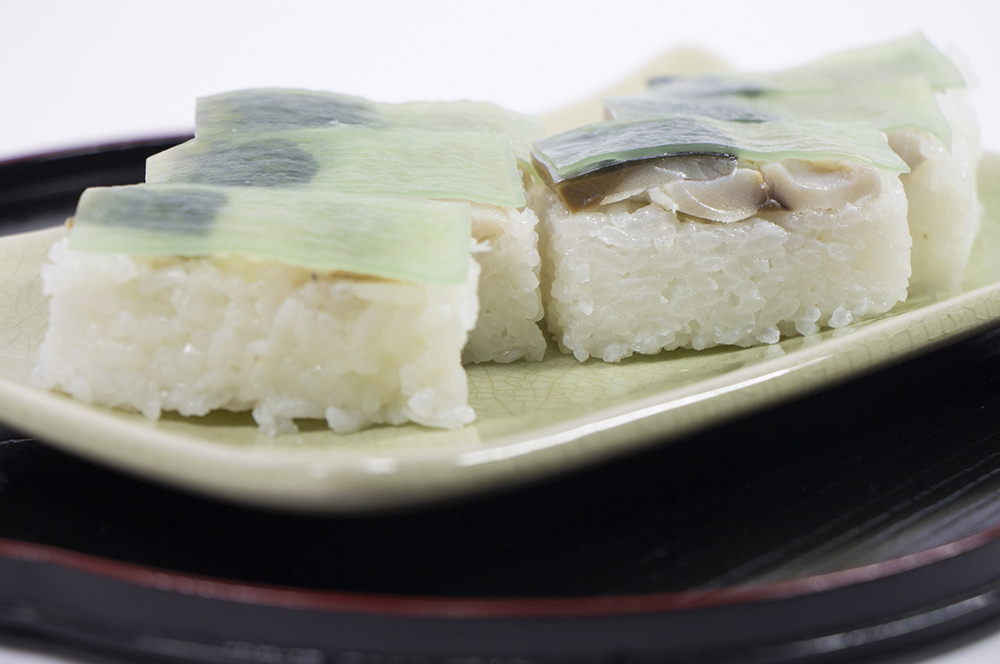 酢飯の上に、しめ鯖と白板昆布を乗せた押しずしのバッテラ。大阪府域の郷土料理として有名です